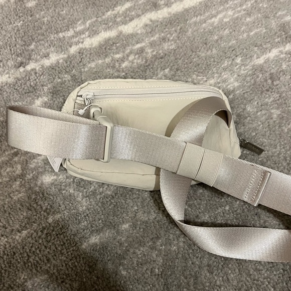 NWT White Opal Lululemon Everywhere Belt Bag - Picture 3 of 3